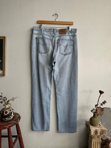 1990s Well-Worn Light Wash Levi's (35 x 29)