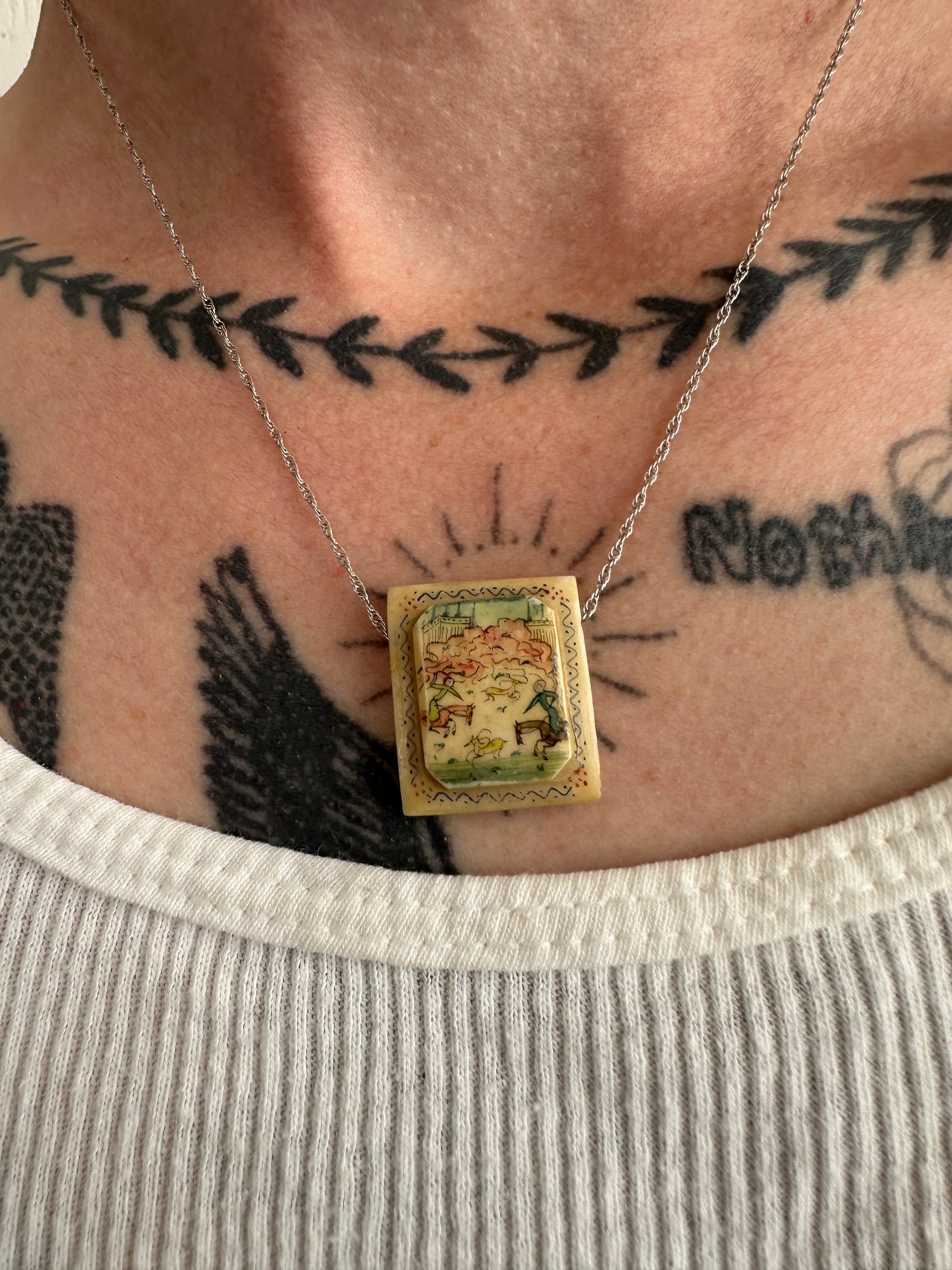 Vintage Hand Carved Bakelite Pendant Necklace