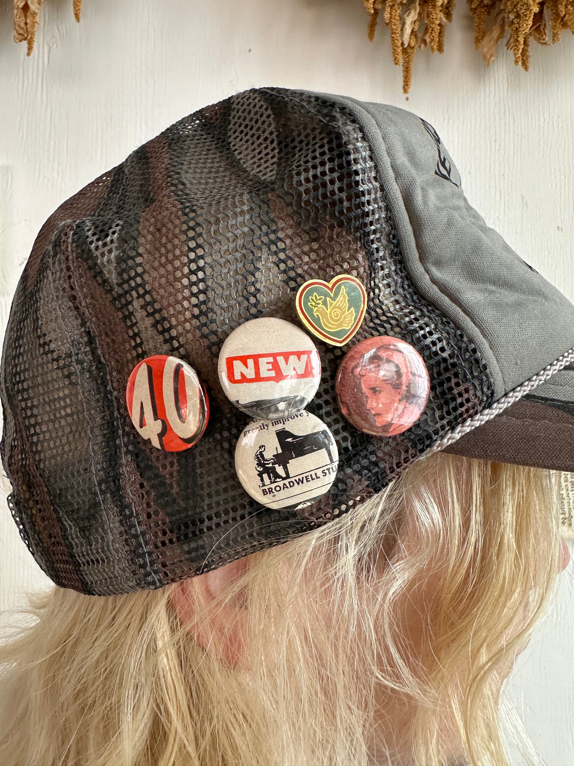 1980s Kentucky White Tail Trucker Hat W/ Pins