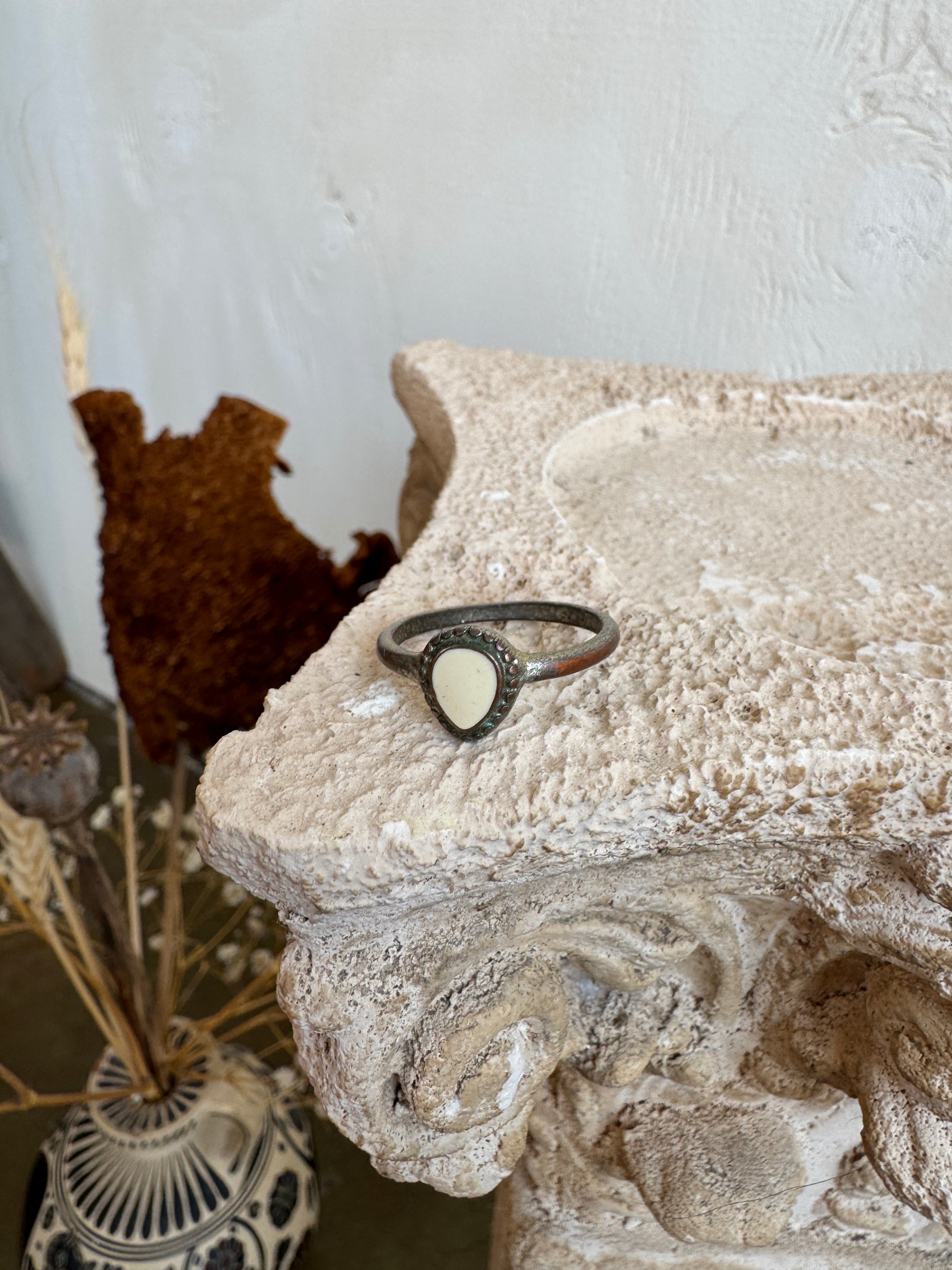 Vintage White Pendant Ring (7.5)