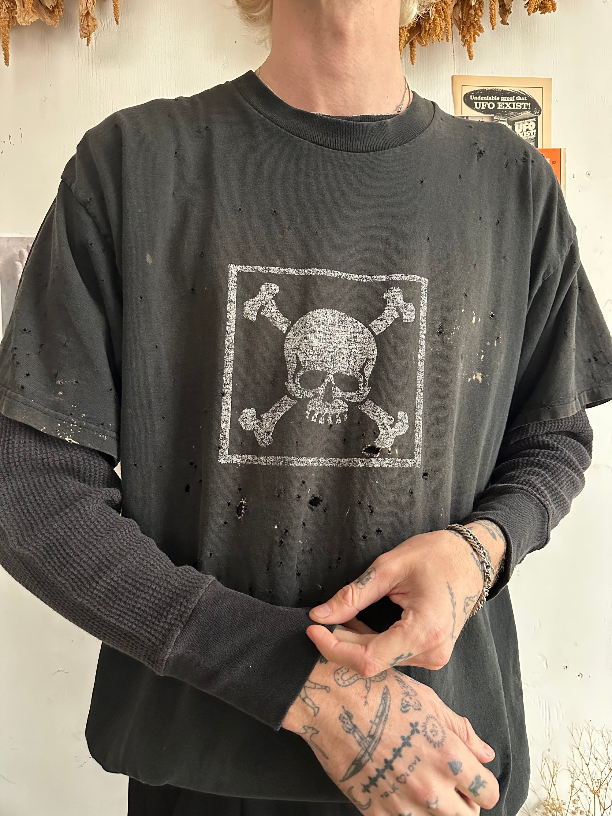 2000s Thrashed Skull and Crossbones T-Shirt