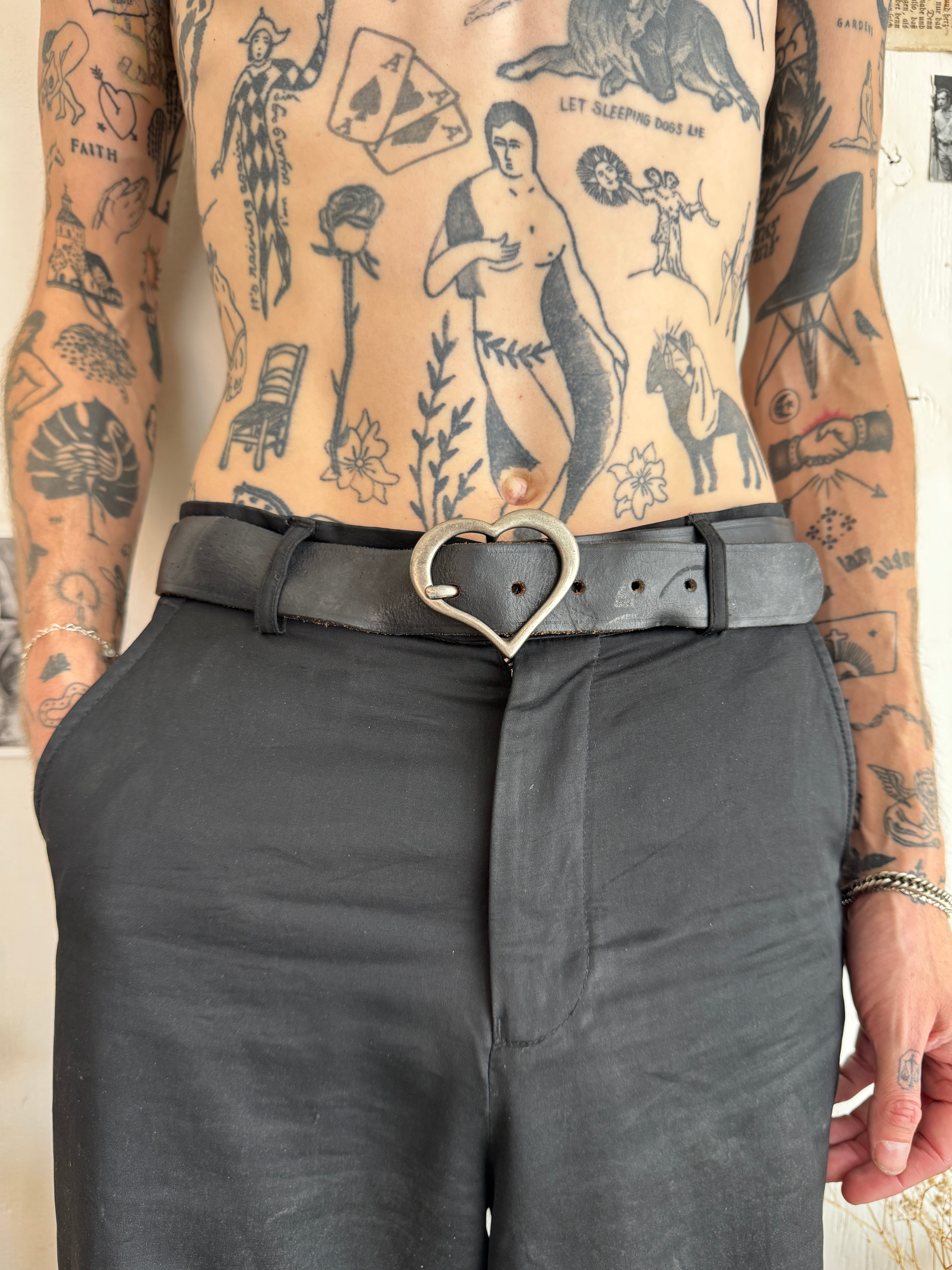 1990s Heart Buckle Leather Belt (34" - 38")