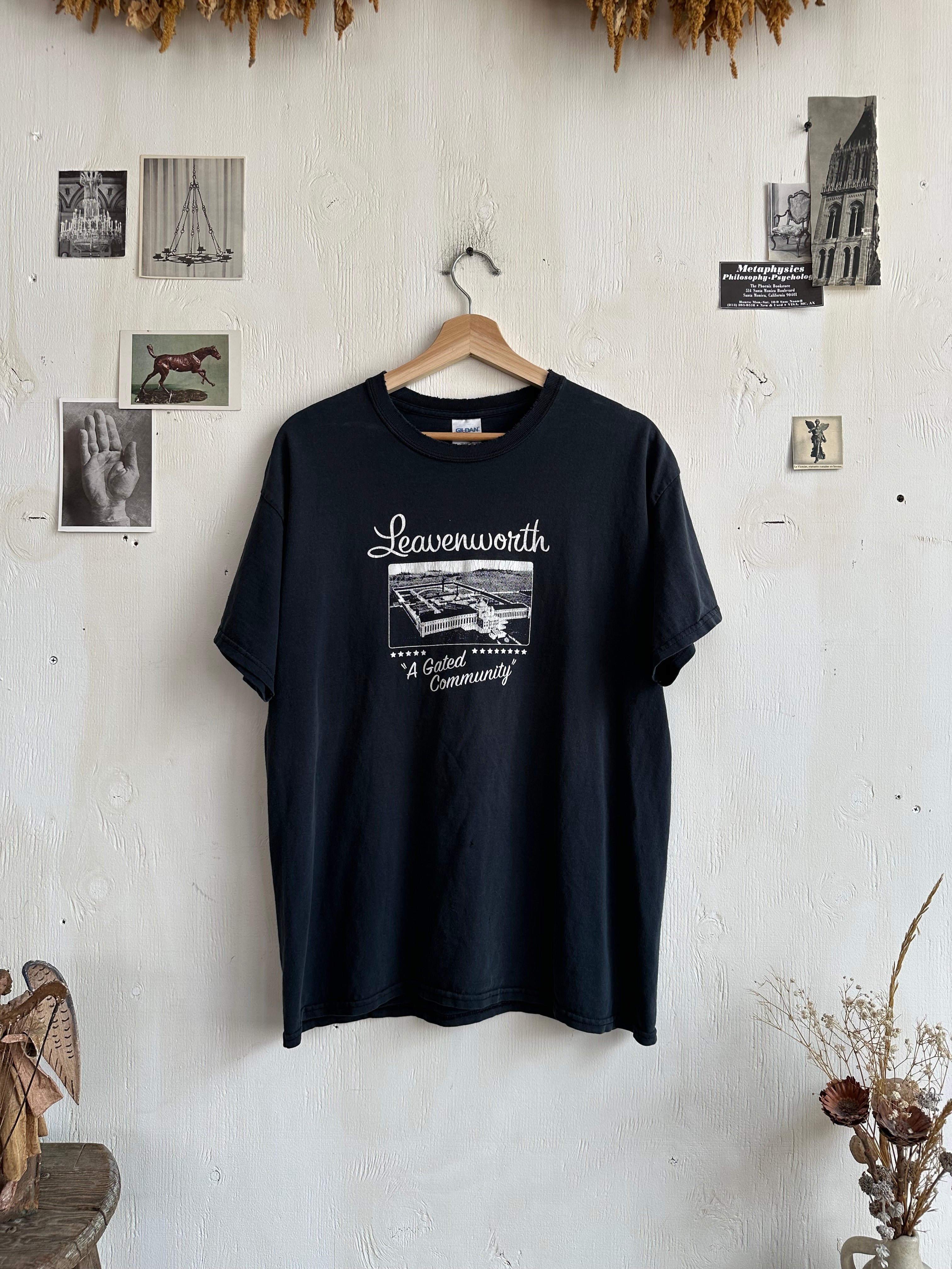 1990s Well Worn Leavenworth Penitentiary T-Shirt (M/L)