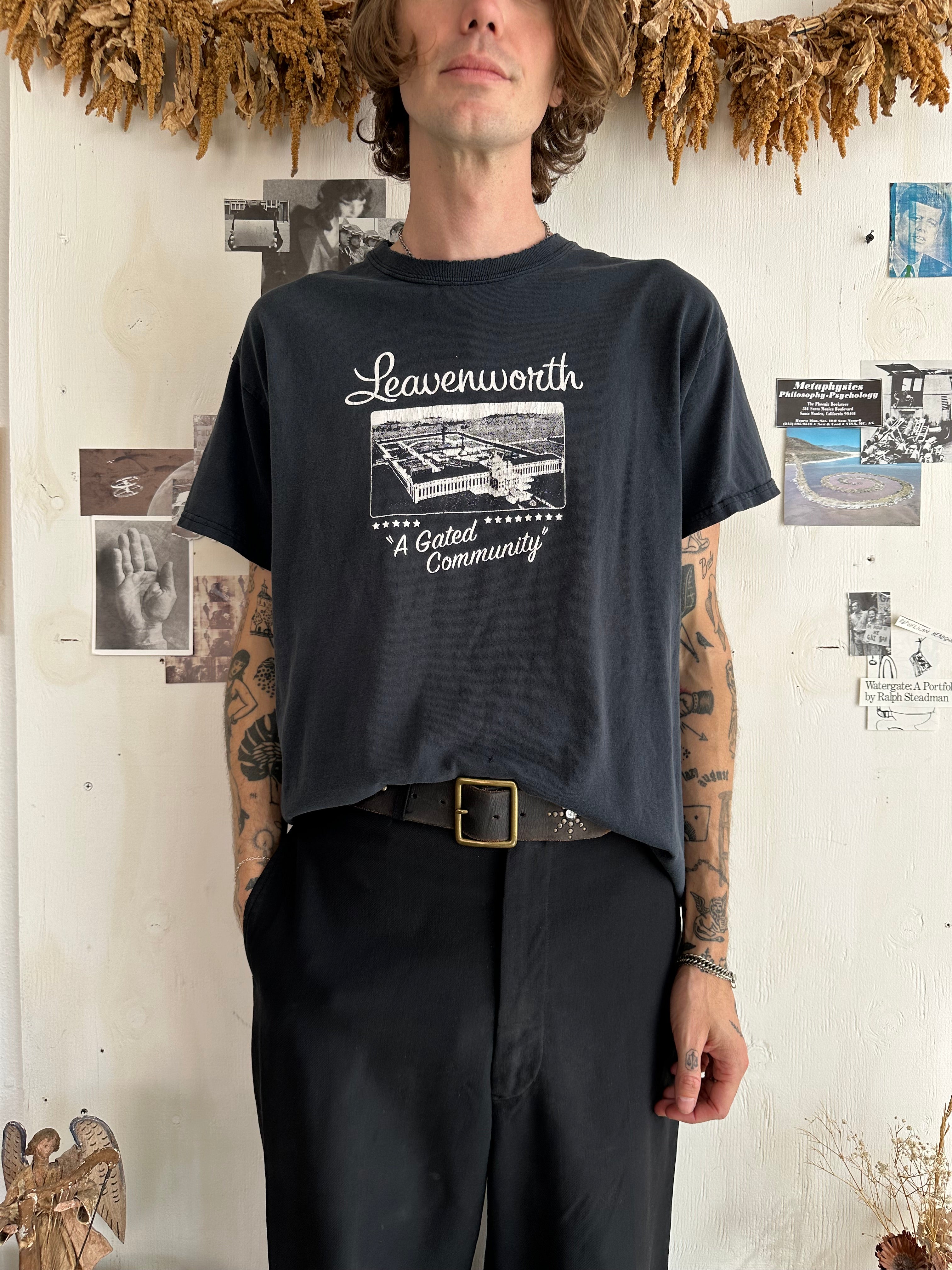 1990s Well Worn Leavenworth Penitentiary T-Shirt (M/L)