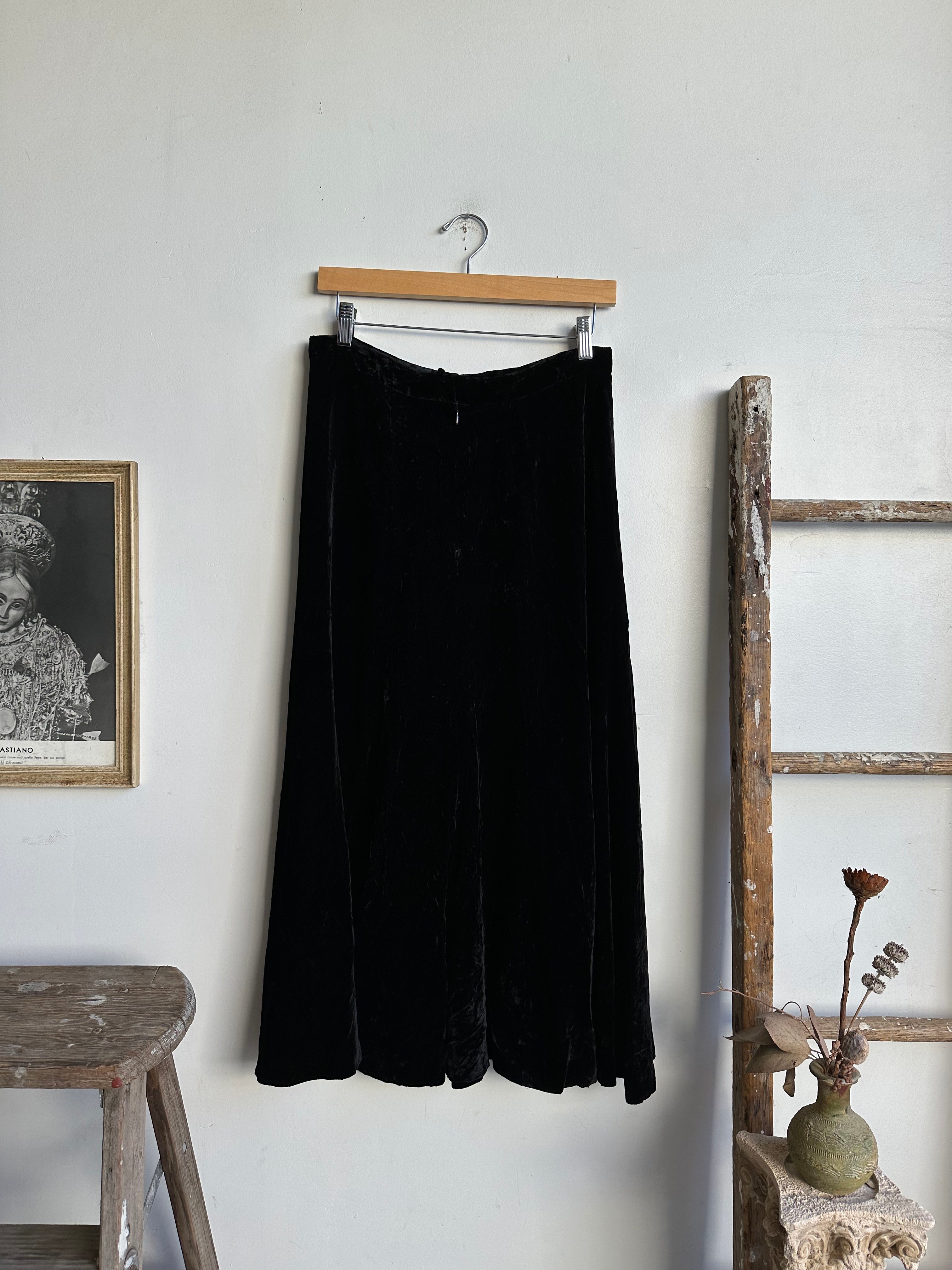 1980s Black Velvet Skirt (M)