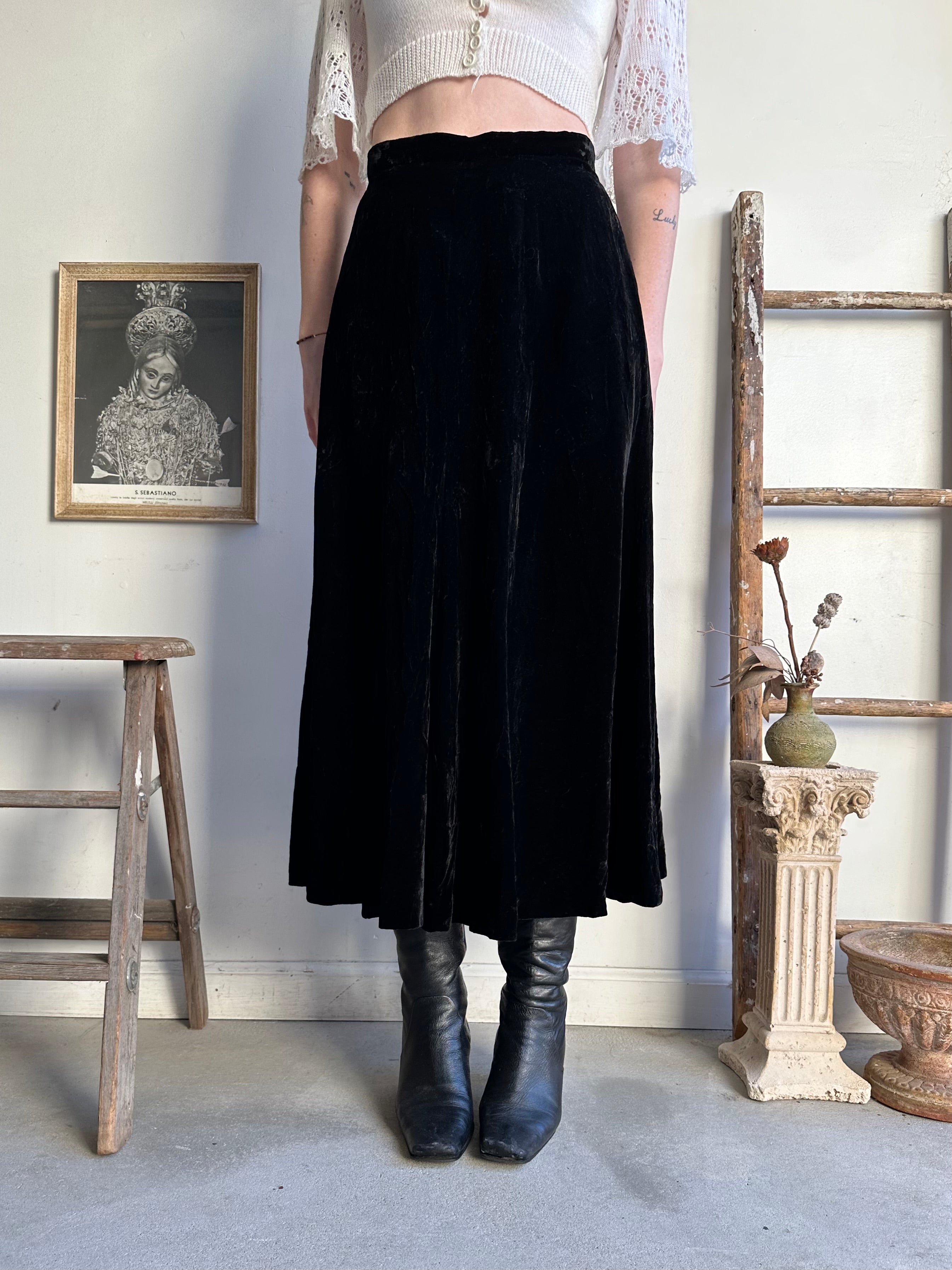 1980s Black Velvet Skirt (M)