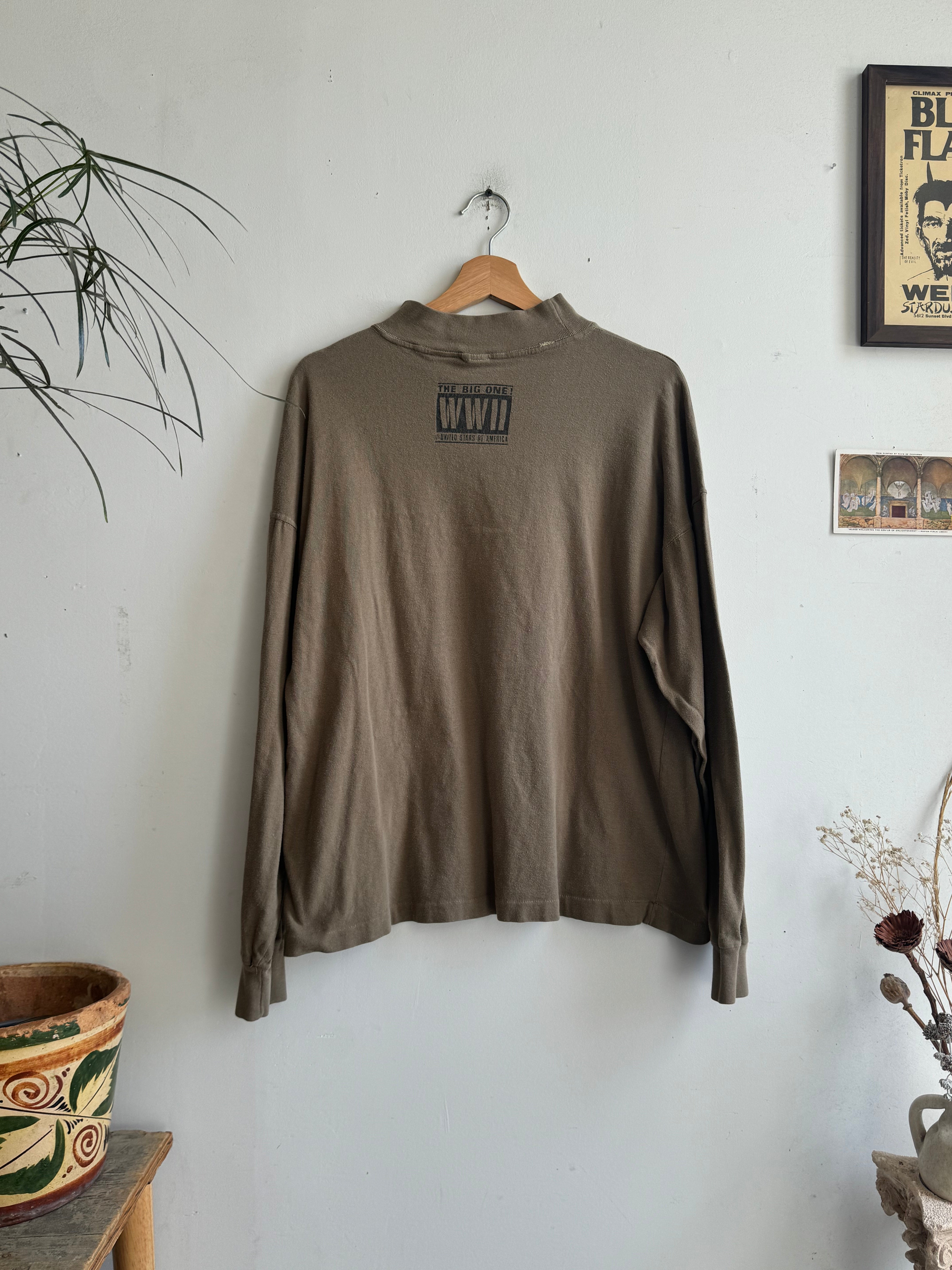 1980s Faded World War II Long Sleeve Mock Neck (Boxy L)