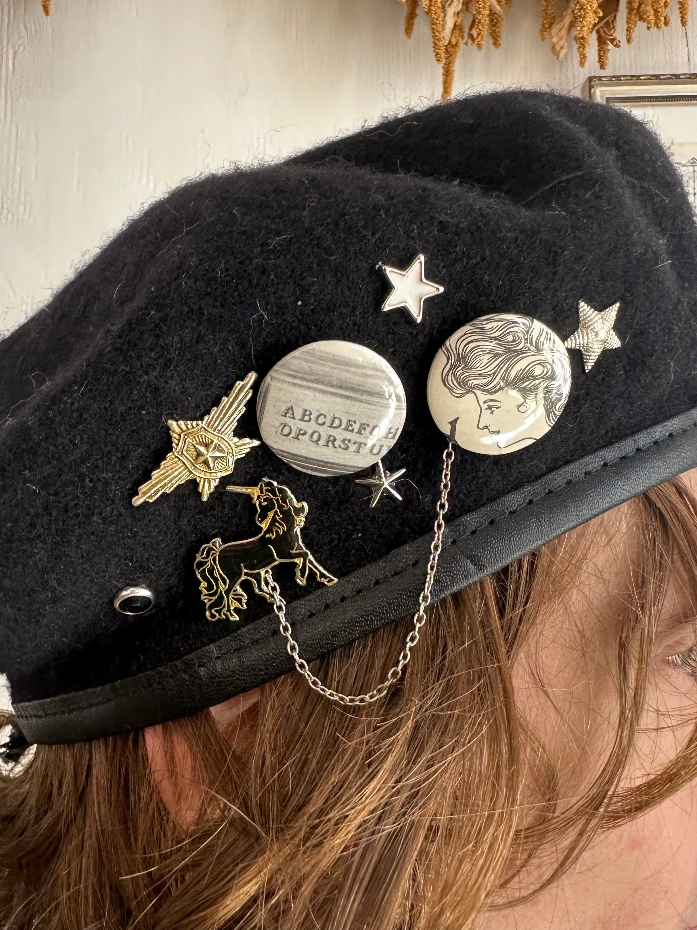 Vintage Beret W/ Pins and Chain (7 1/2)
