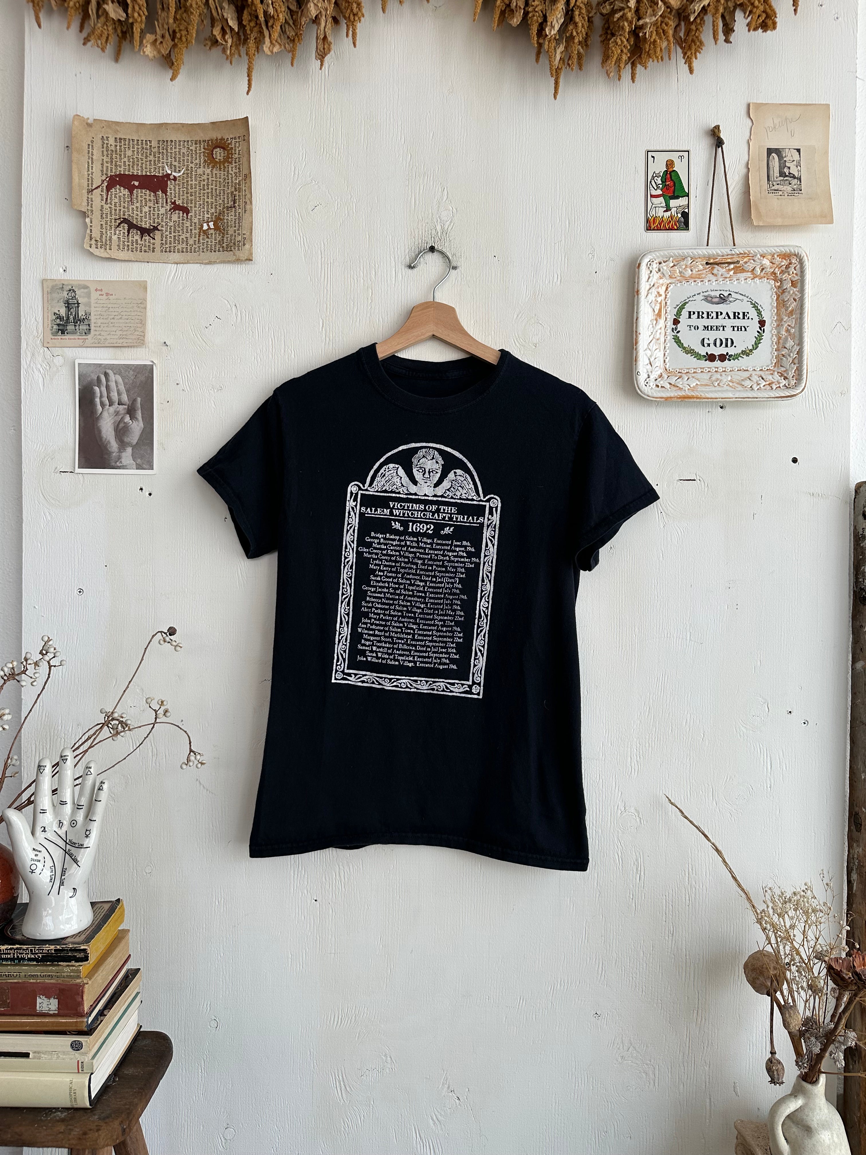 2000s Witchcraft Trials Grave T-Shirt (M)