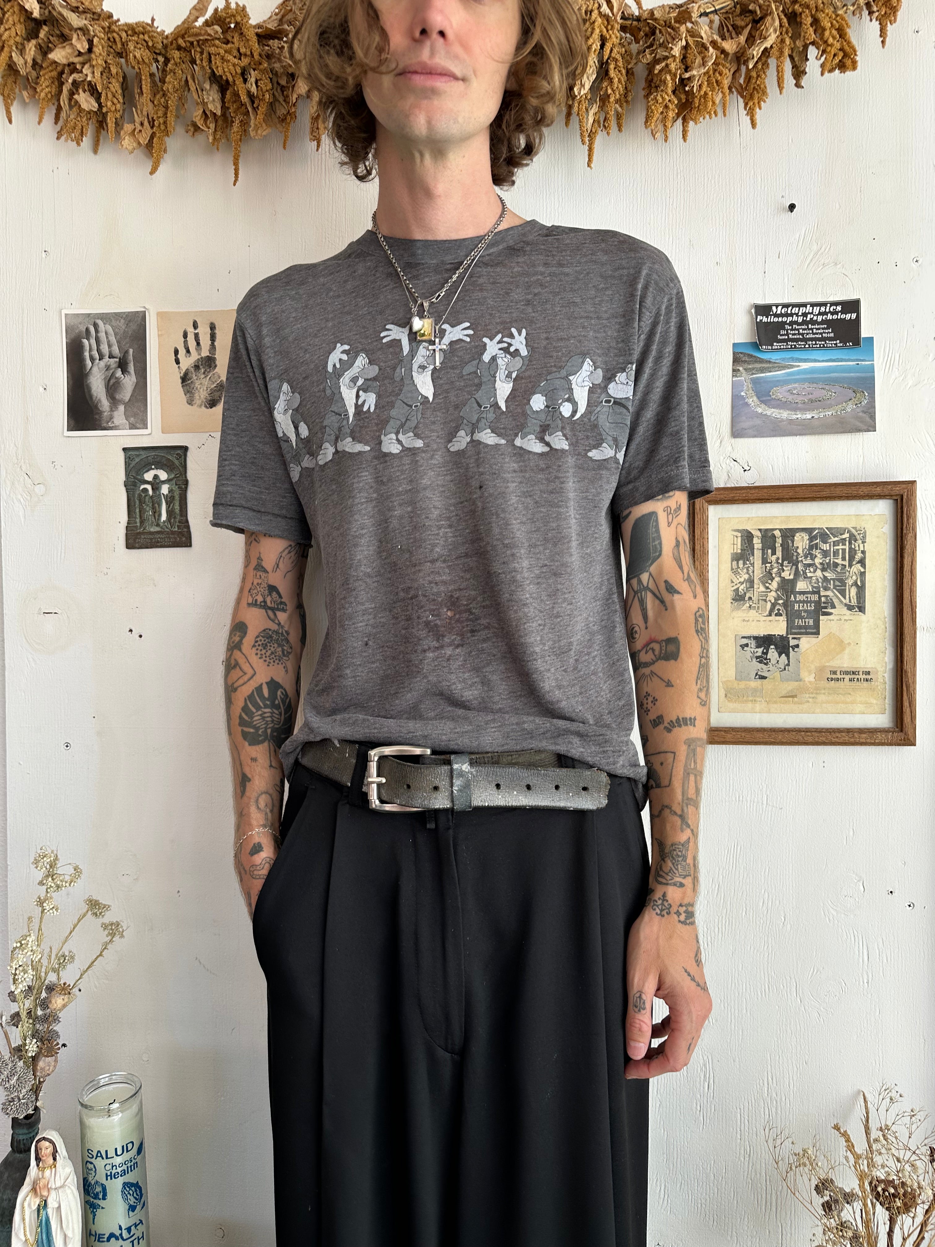 2000s Paper Thin 7 Dwarves T-Shirt (M/L)